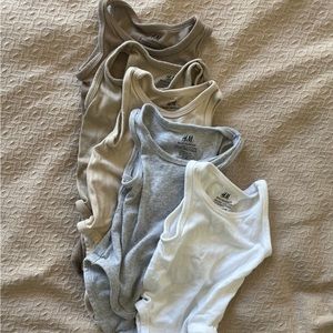 Set of 5 organic cotton H&M tank body suits (6 mo)